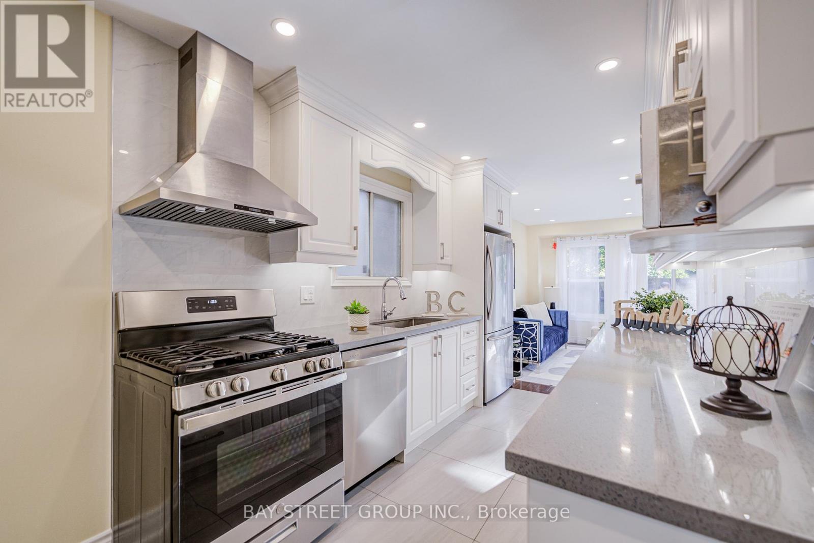 107 Enchanted Hills Crescent, Toronto (Milliken), Ontario  M1V 3P1 - Photo 4 - E12442005