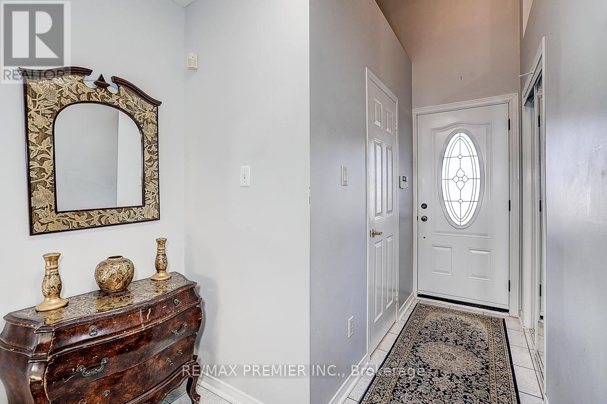 22 Michelle Drive, Vaughan (East Woodbridge), Ontario  L4L 9B8 - Photo 3 - N12442030