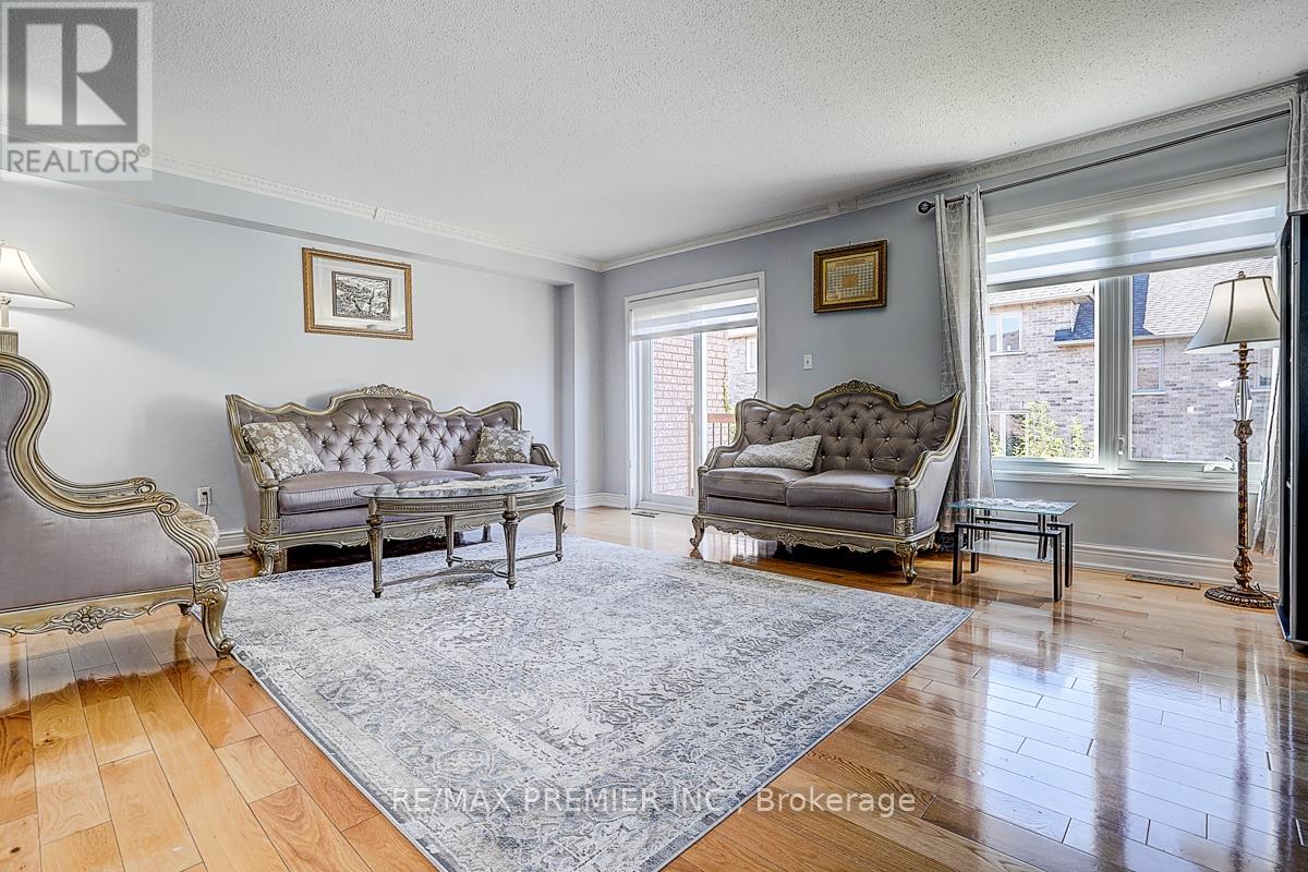 22 Michelle Drive, Vaughan (East Woodbridge), Ontario  L4L 9B8 - Photo 4 - N12442030