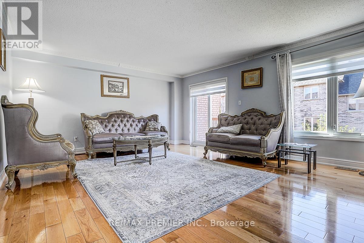 22 Michelle Drive, Vaughan (East Woodbridge), Ontario  L4L 9B8 - Photo 9 - N12442030
