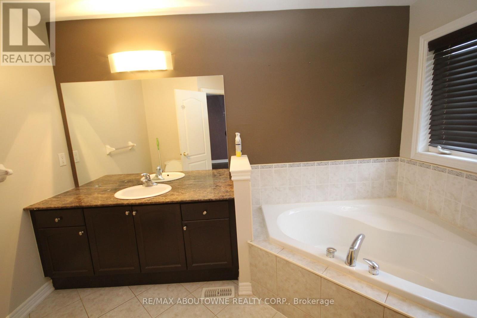 3490 Whilabout Terrace, Oakville, Ontario  L6L 6X6 - Photo 14 - W12442021