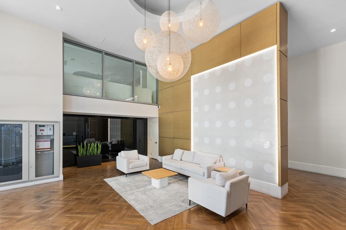 3003 9981 Whalley Boulevard, Surrey, British Columbia  V3T 0G6 - Photo 2 - R3054721