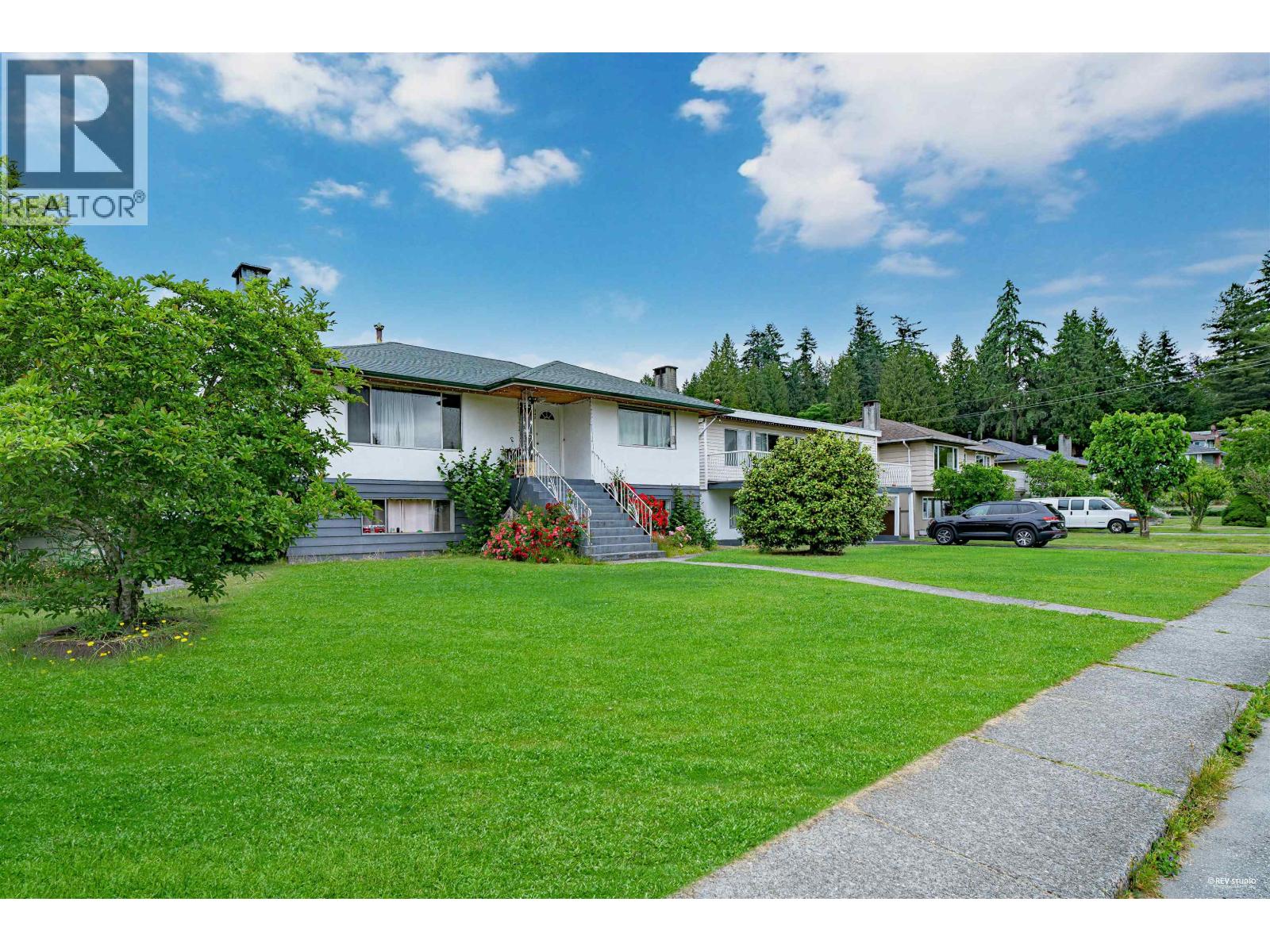 342 E 18th Street, North Vancouver, British Columbia  V7L 2X9 - Photo 2 - R3054706