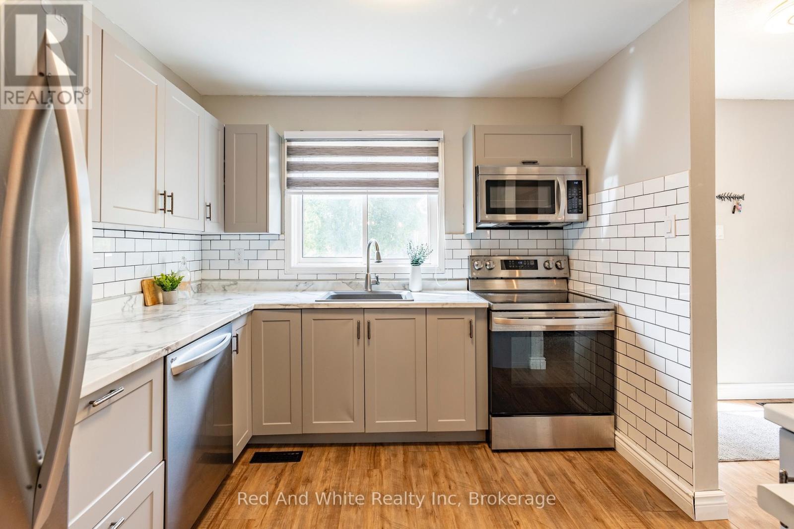 3 - 255 Northlake Drive, Waterloo, Ontario  N2V 1Z2 - Photo 4 - X12442100