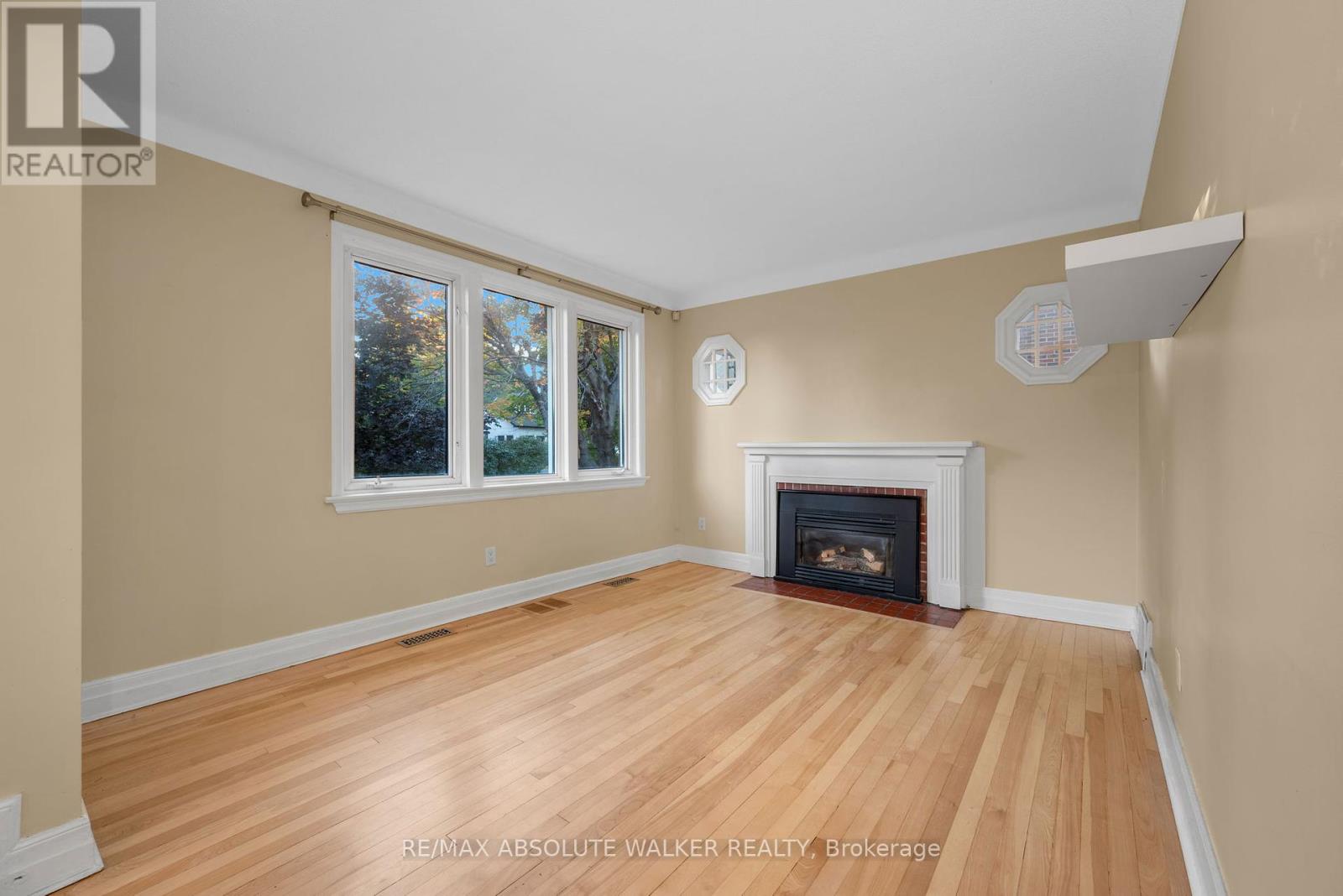 899 Maplewood Avenue, Ottawa, Ontario  K2B 5V6 - Photo 3 - X12418364