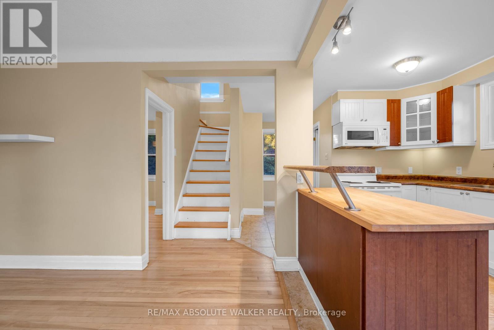 899 Maplewood Avenue, Ottawa, Ontario  K2B 5V6 - Photo 8 - X12418364