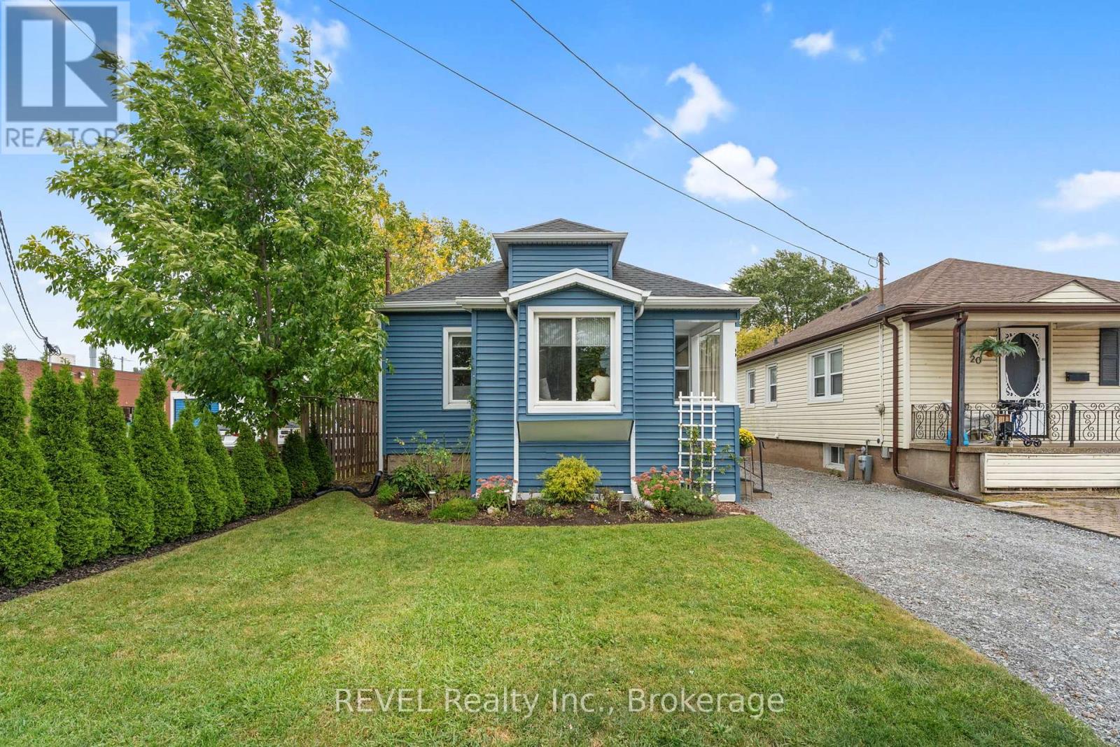 18 Crowland Avenue, Welland, Ontario  L3B 1W9 - Photo 2 - X12442091