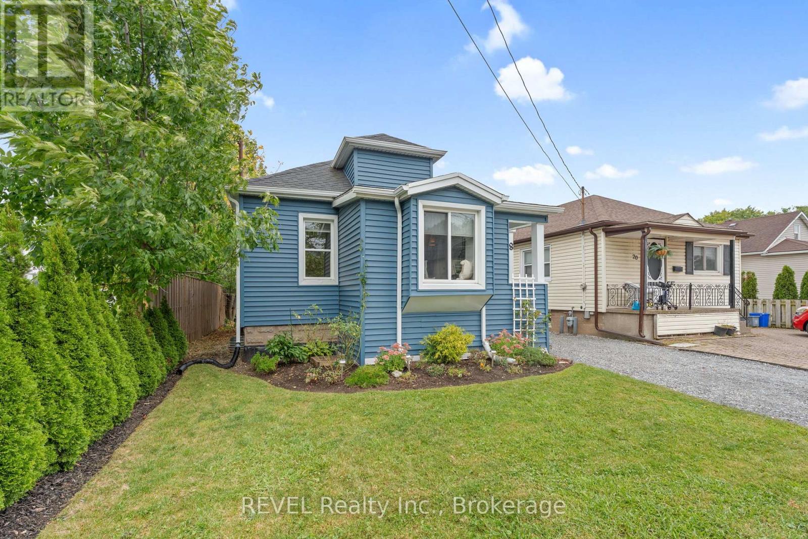 18 Crowland Avenue, Welland, Ontario  L3B 1W9 - Photo 3 - X12442091