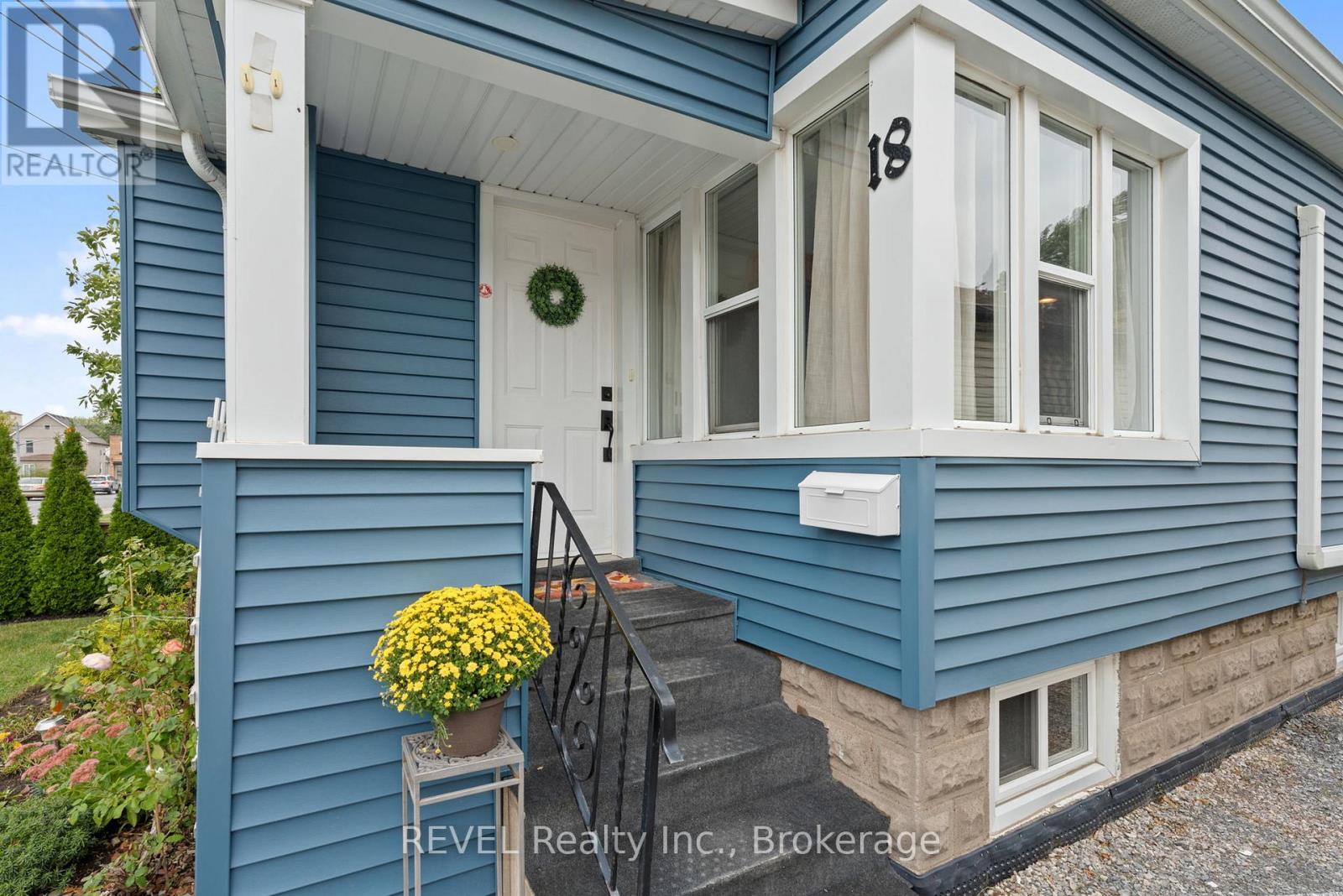 18 Crowland Avenue, Welland, Ontario  L3B 1W9 - Photo 4 - X12442091