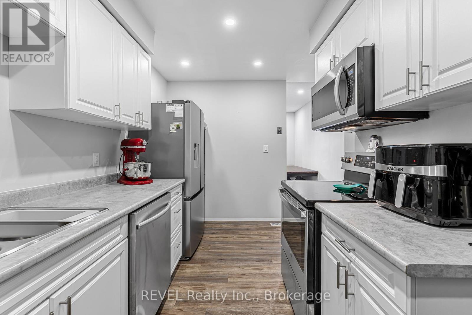 254 - 195 Denistoun Street, Welland, Ontario  L3C 6J6 - Photo 8 - X12442092
