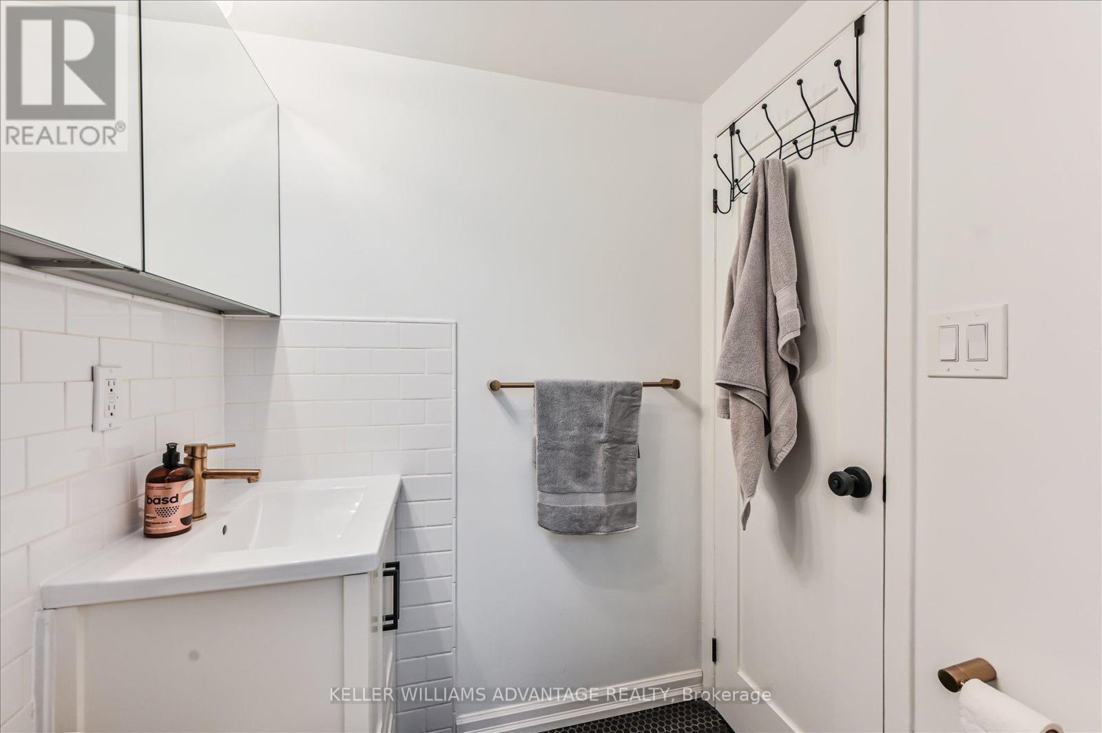 80 Victor Avenue, Toronto, Ontario  M4K 1A8 - Photo 12 - E12442098