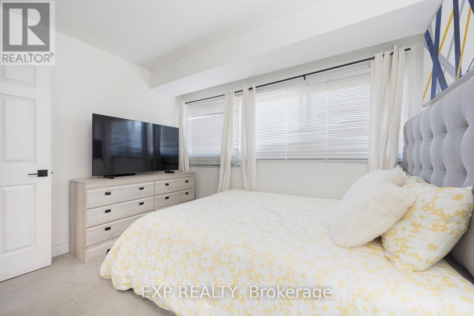 915 Inverhouse Drive, Mississauga (Clarkson), Ontario  L5J 4B2 - Photo 17 - W12442053