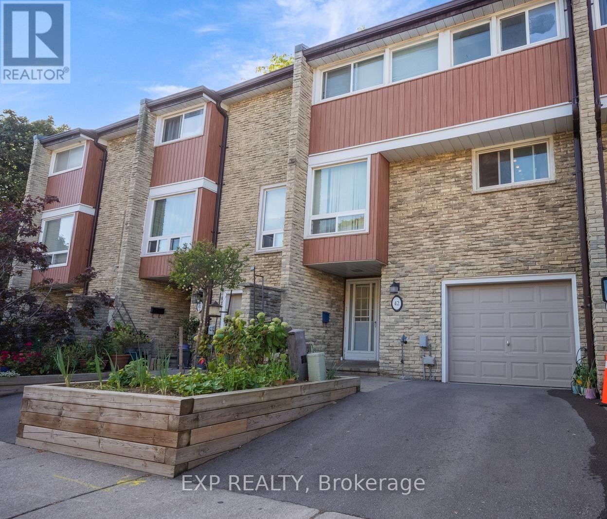 915 Inverhouse Drive, Mississauga (Clarkson), Ontario  L5J 4B2 - Photo 2 - W12442053
