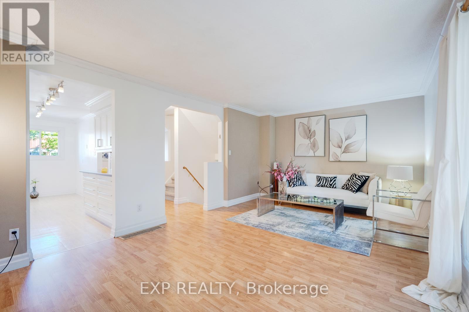 915 Inverhouse Drive, Mississauga (Clarkson), Ontario  L5J 4B2 - Photo 5 - W12442053