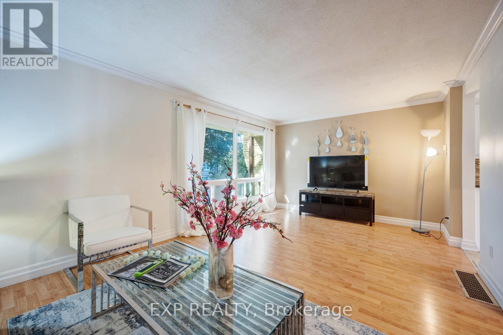 915 Inverhouse Drive, Mississauga (Clarkson), Ontario  L5J 4B2 - Photo 6 - W12442053
