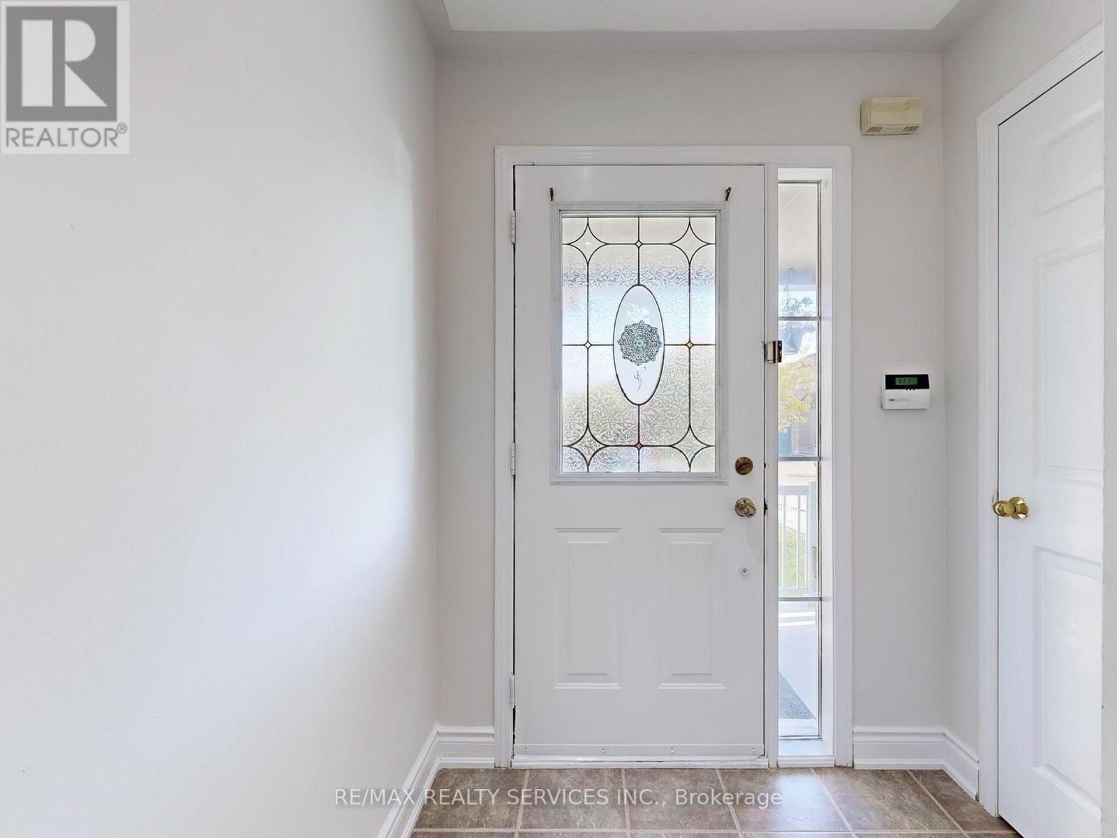 44 Amethyst Circle, Brampton, Ontario  L6P 0Z3 - Photo 4 - W12442099