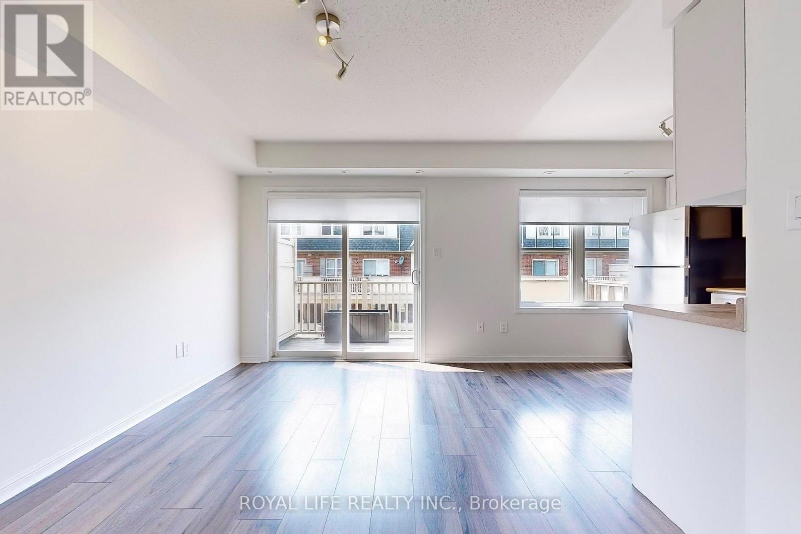 2 - 595 Dundas Street W, Mississauga, Ontario  L5B 0B3 - Photo 2 - W12442105
