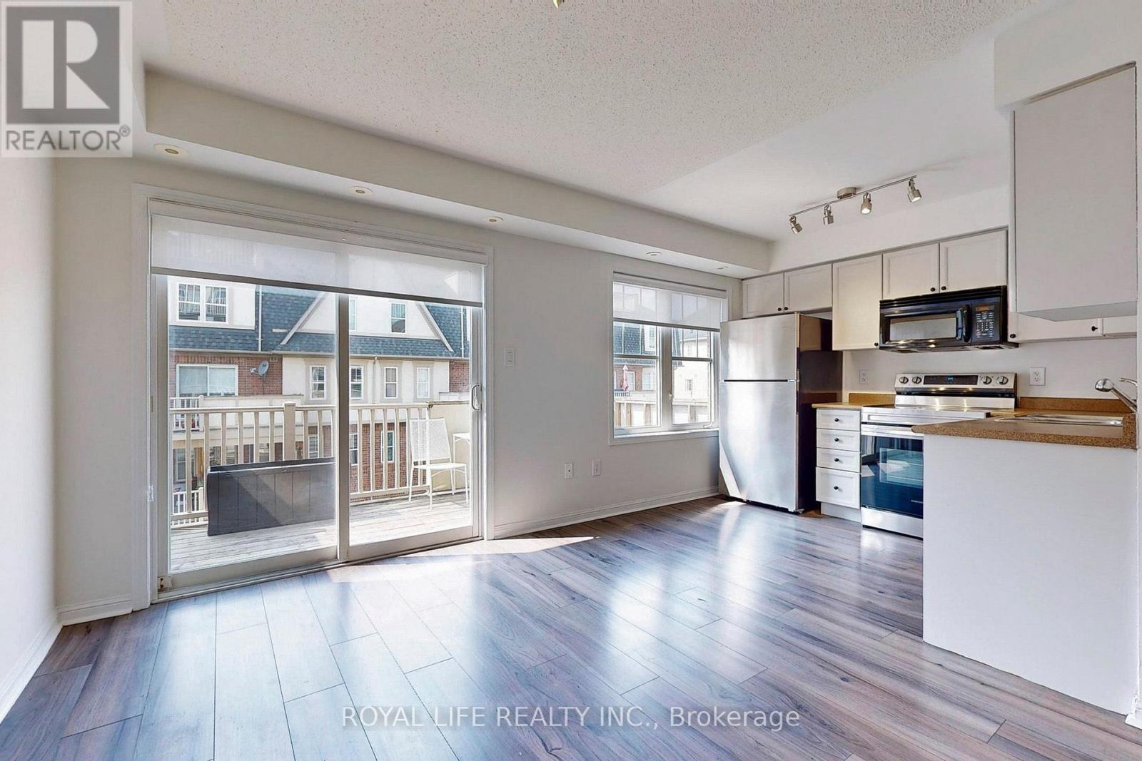 2 - 595 Dundas Street W, Mississauga, Ontario  L5B 0B3 - Photo 3 - W12442105