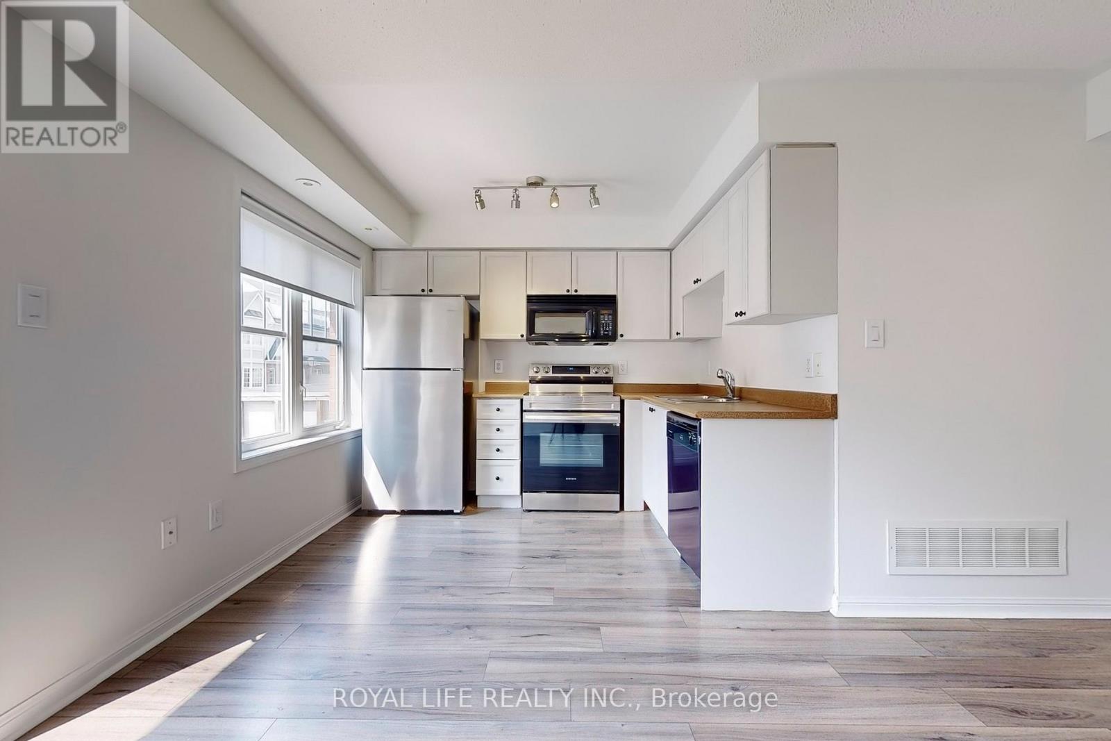 2 - 595 Dundas Street W, Mississauga, Ontario  L5B 0B3 - Photo 4 - W12442105