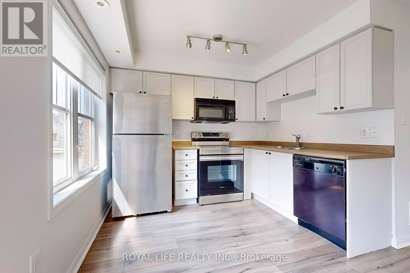 2 - 595 Dundas Street W, Mississauga, Ontario  L5B 0B3 - Photo 5 - W12442105