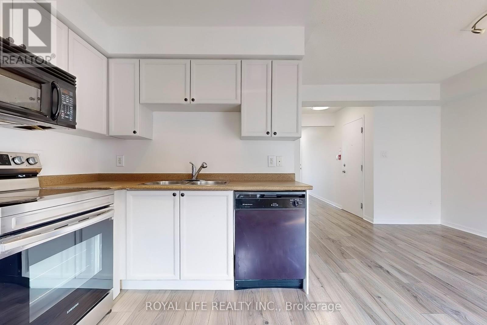2 - 595 Dundas Street W, Mississauga, Ontario  L5B 0B3 - Photo 7 - W12442105