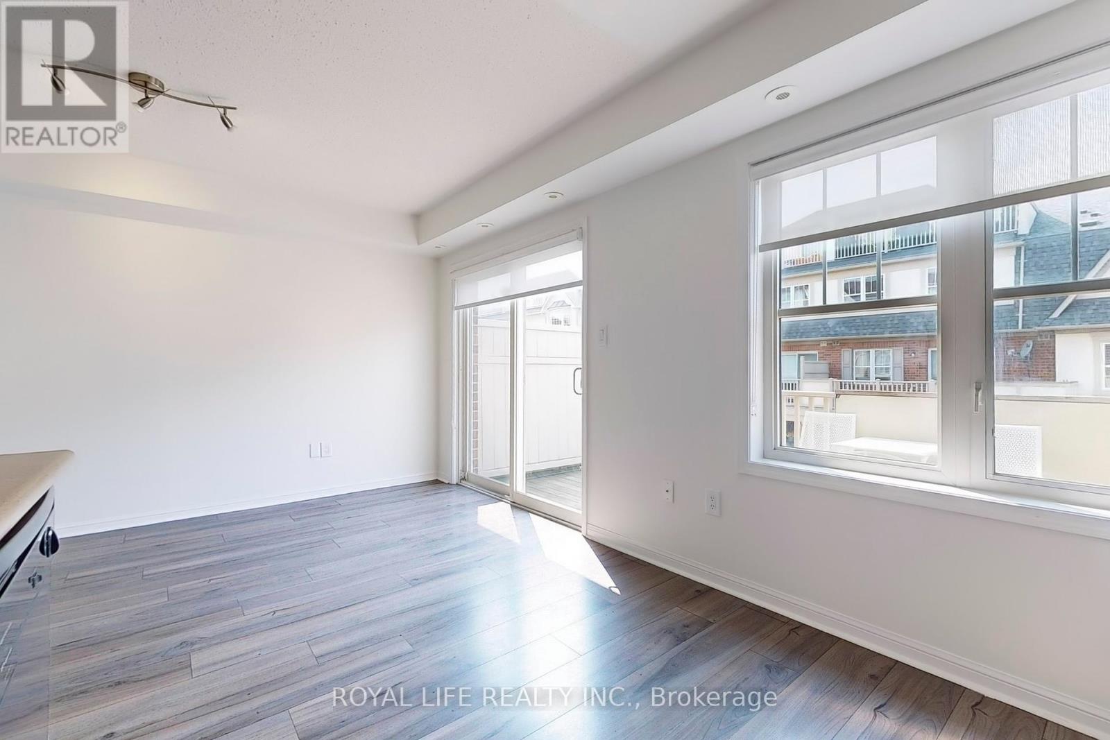 2 - 595 Dundas Street W, Mississauga, Ontario  L5B 0B3 - Photo 8 - W12442105