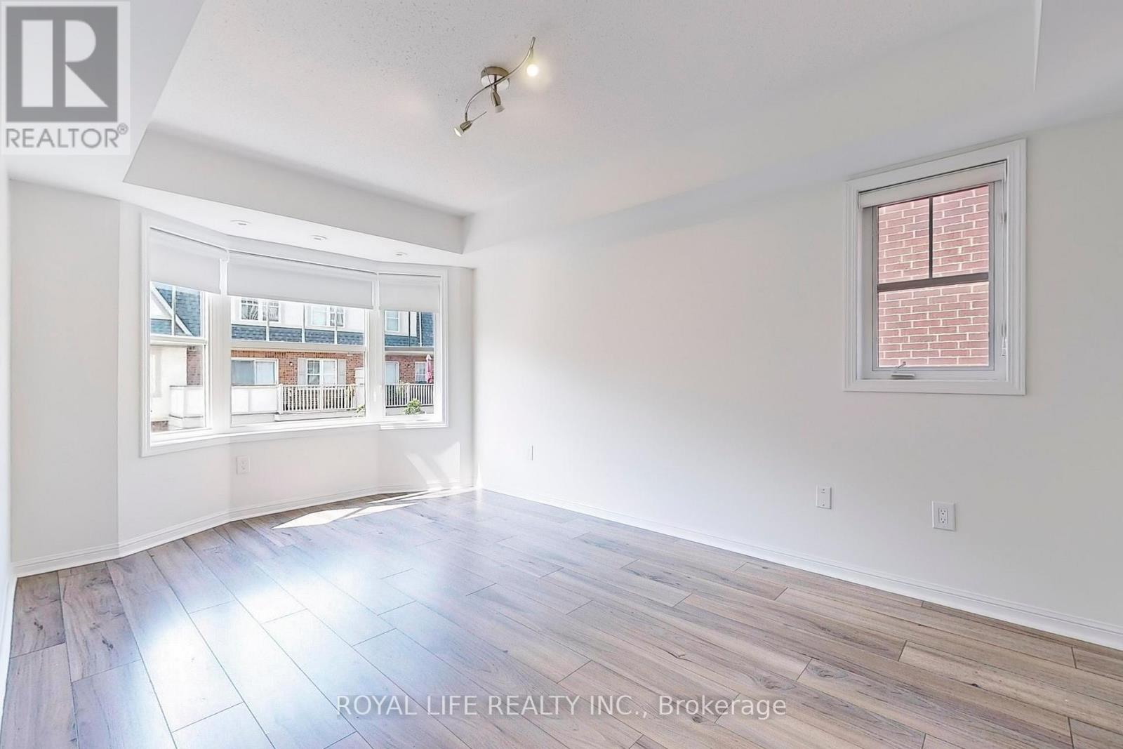 2 - 595 Dundas Street W, Mississauga, Ontario  L5B 0B3 - Photo 9 - W12442105