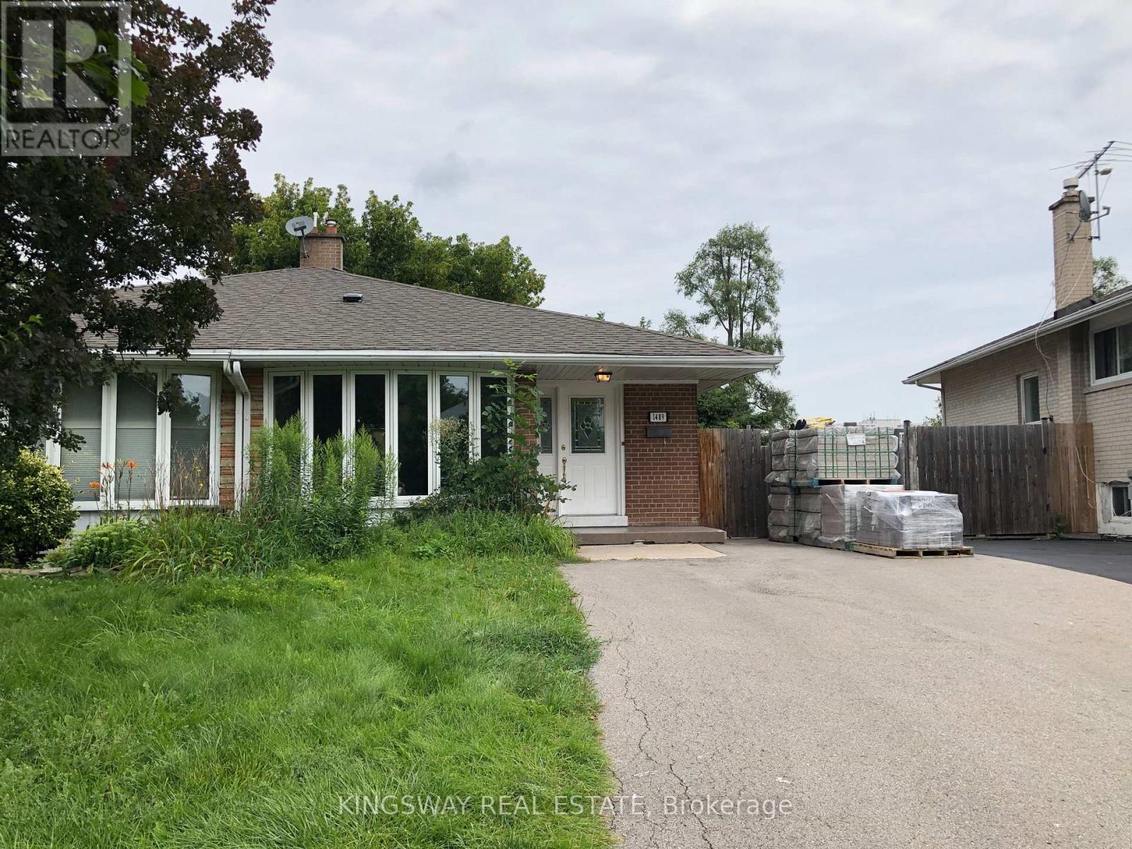 <div class="slider-price">$898,800</div><p>1489 Sandgate Crescent, Mississauga, Ontario</p>