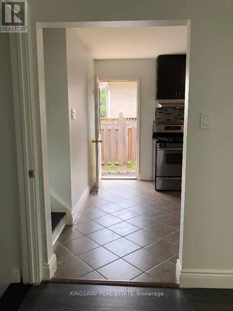 1489 Sandgate Crescent, Mississauga, Ontario  L5J 2E3 - Photo 10 - W12442114