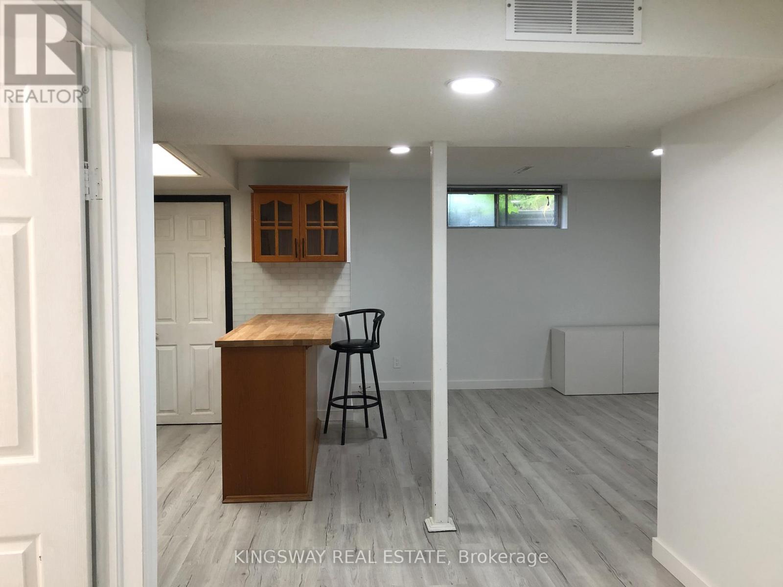 1489 Sandgate Crescent, Mississauga, Ontario  L5J 2E3 - Photo 12 - W12442114