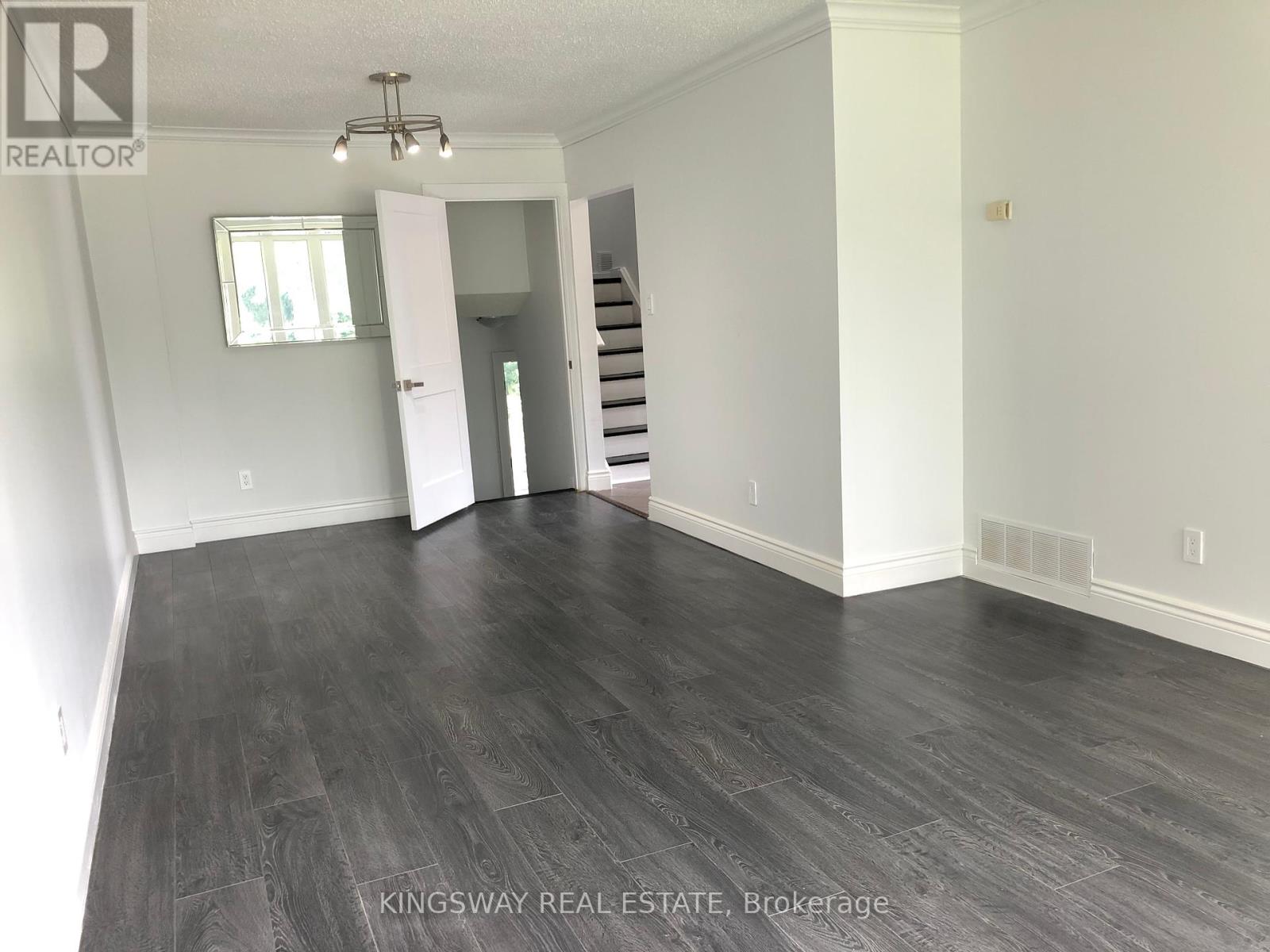 1489 Sandgate Crescent, Mississauga, Ontario  L5J 2E3 - Photo 3 - W12442114