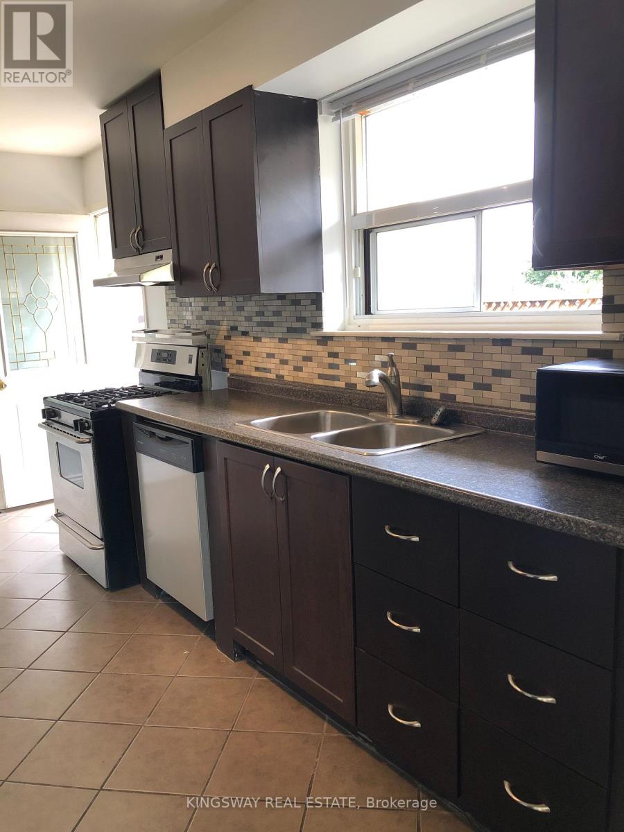 1489 Sandgate Crescent, Mississauga, Ontario  L5J 2E3 - Photo 4 - W12442114