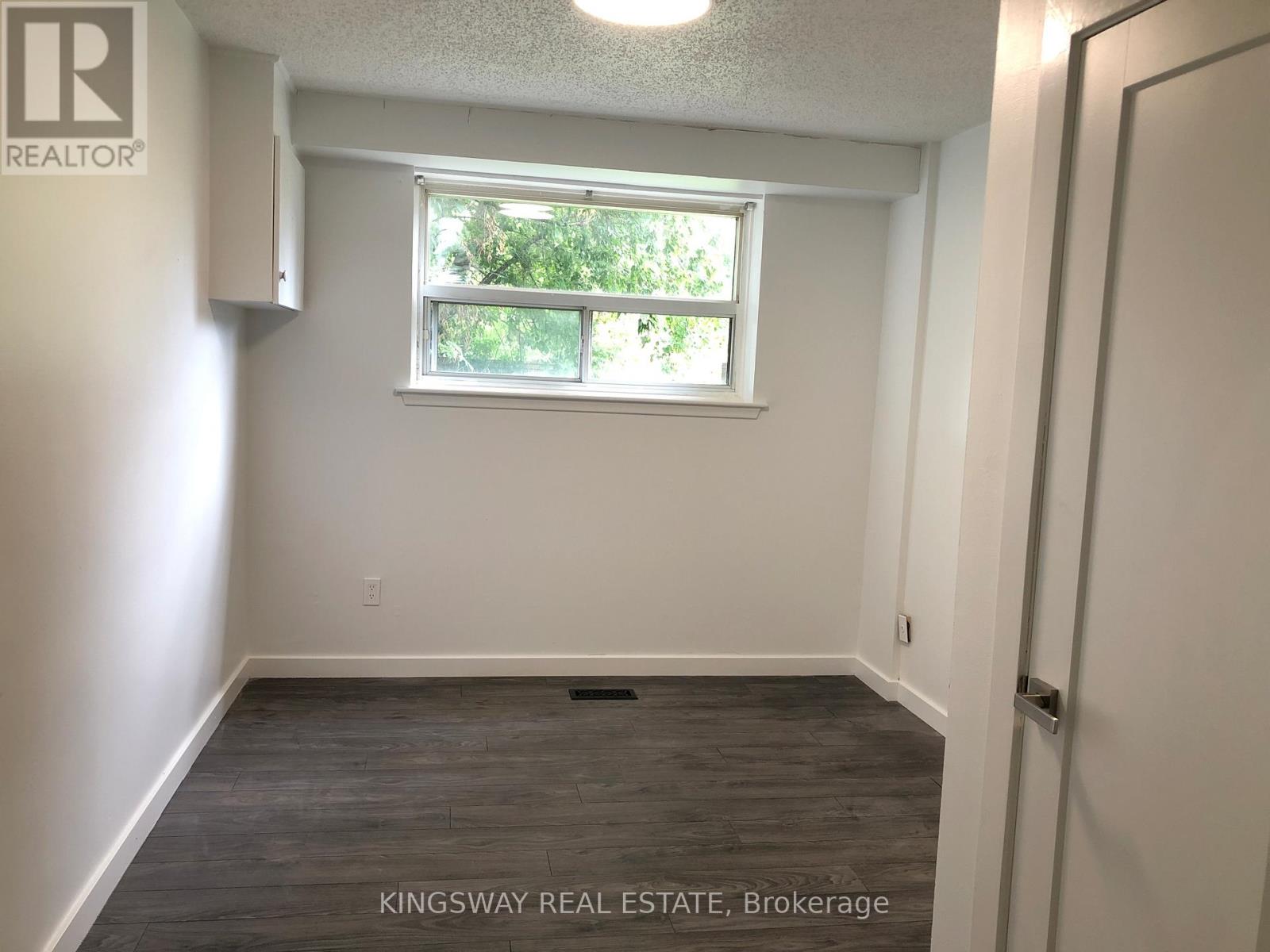 1489 Sandgate Crescent, Mississauga, Ontario  L5J 2E3 - Photo 8 - W12442114