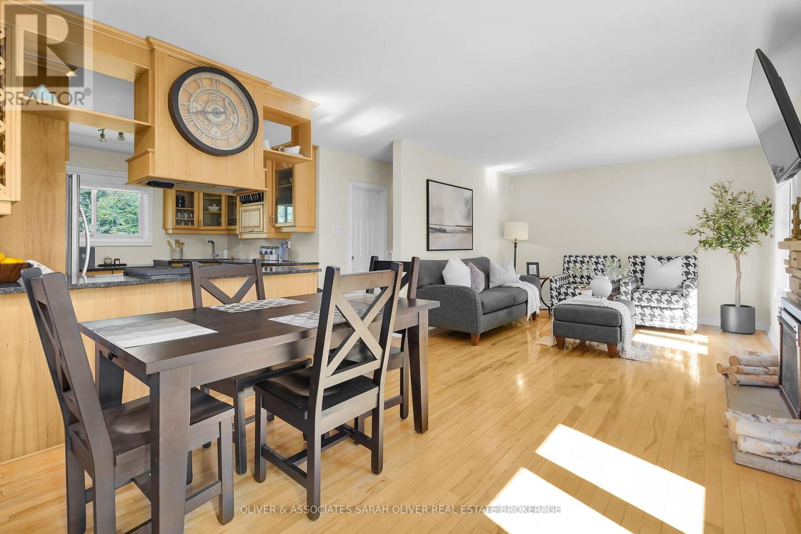 200 Gladman Avenue, London South (South D), Ontario  N6J 1X5 - Photo 4 - X12442148