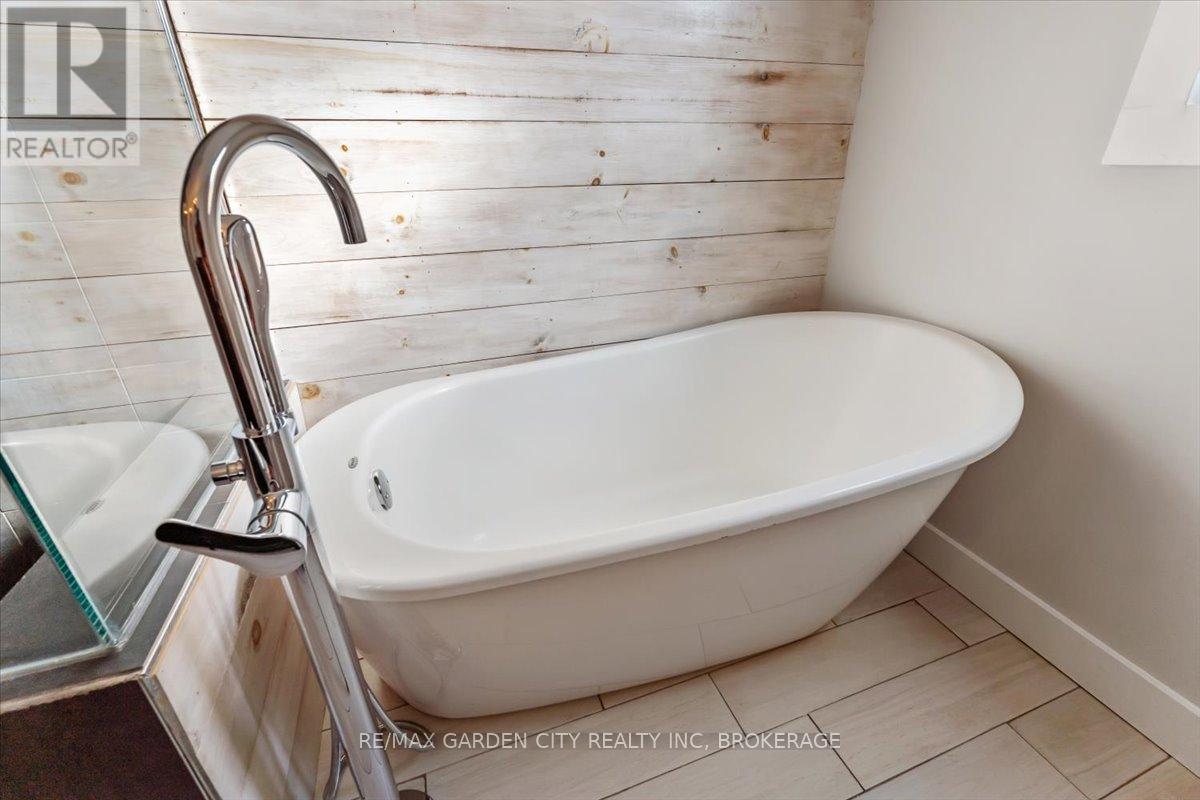 41 Emmett Street, Pelham (Fonthill), Ontario  L0S 1E0 - Photo 24 - X12442142