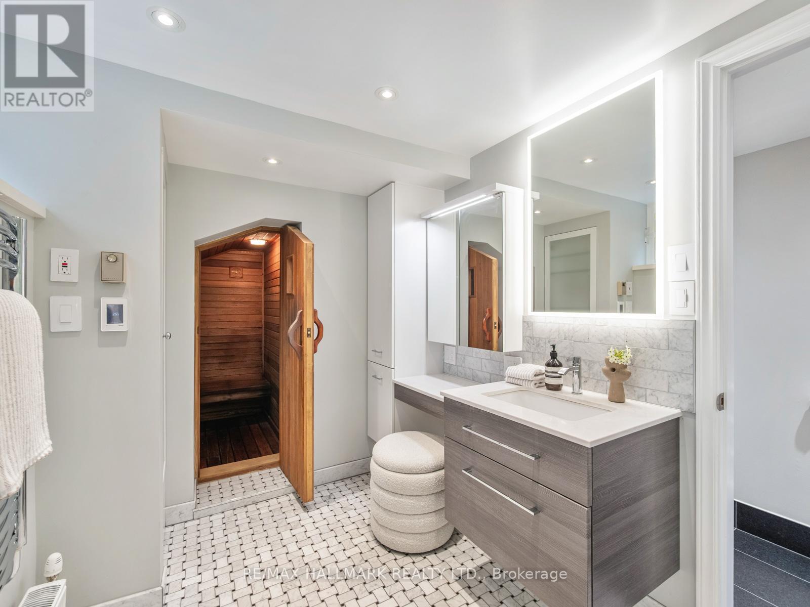 839 Carlaw Avenue, Toronto, Ontario  M4K 3L1 - Photo 29 - E12435237