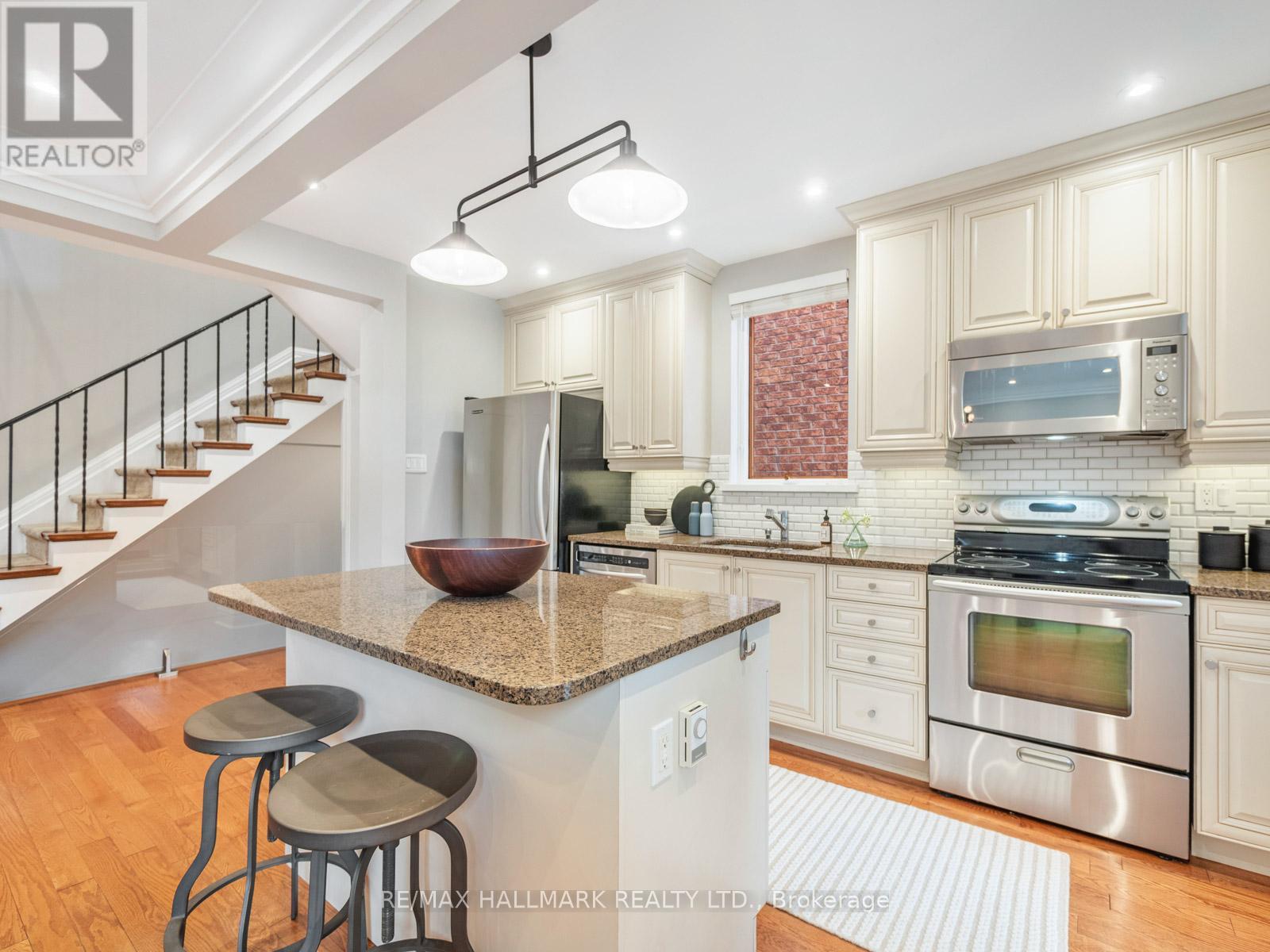839 Carlaw Avenue, Toronto, Ontario  M4K 3L1 - Photo 7 - E12435237