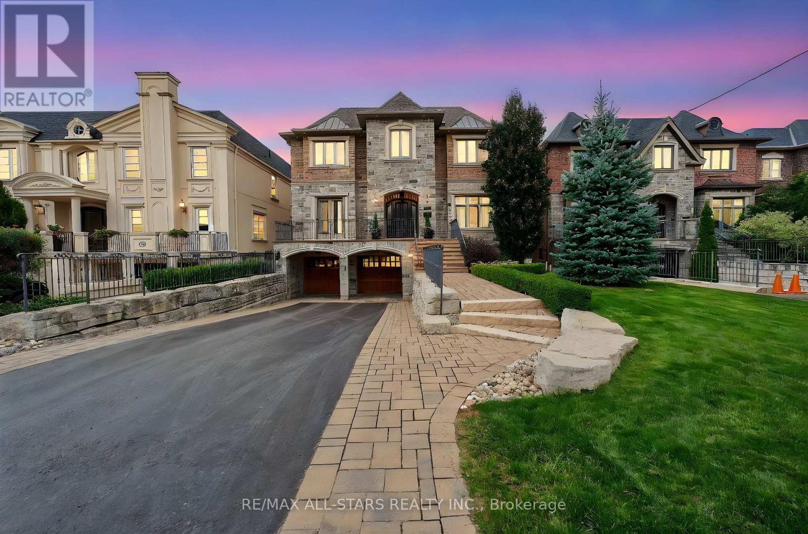 126 Hillview Road, Aurora (Aurora Village), Ontario  L4G 2M5 - Photo 1 - N12442132