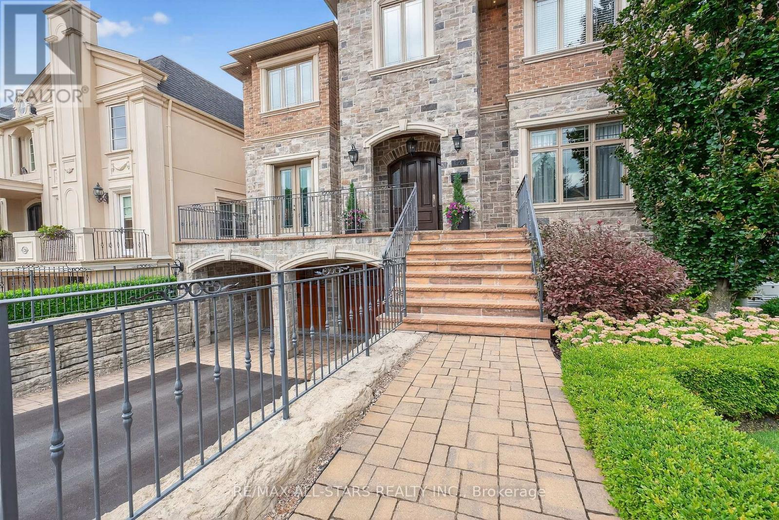 126 Hillview Road, Aurora (Aurora Village), Ontario  L4G 2M5 - Photo 2 - N12442132