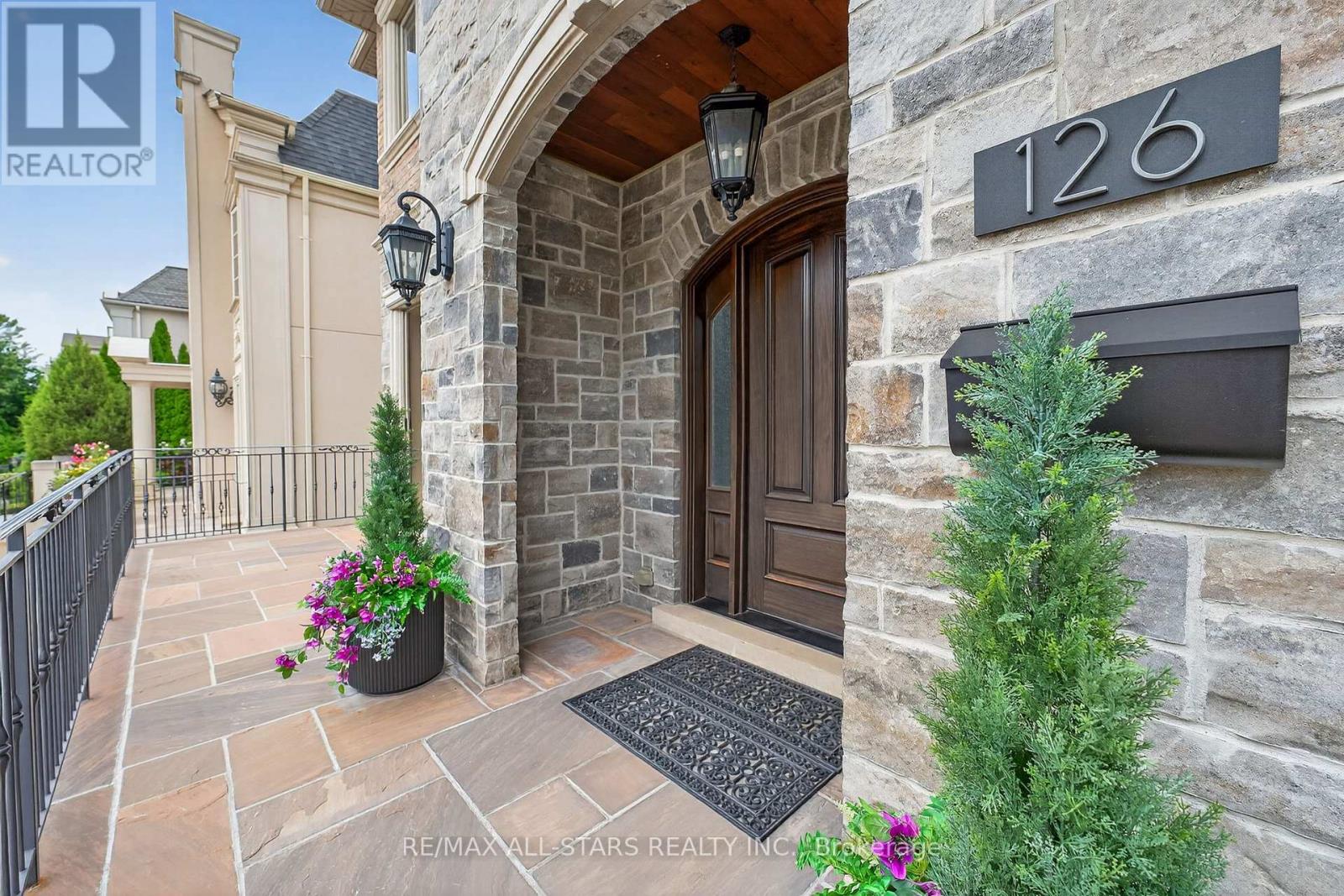 126 Hillview Road, Aurora (Aurora Village), Ontario  L4G 2M5 - Photo 3 - N12442132