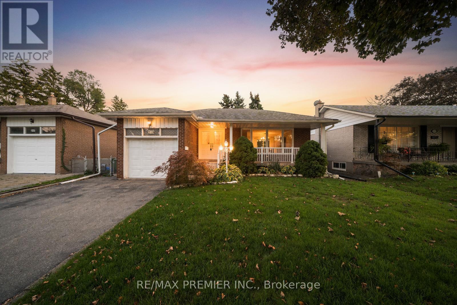 219 La Rose Avenue, Toronto, Ontario  M9P 1B6 - Photo 2 - W12438089