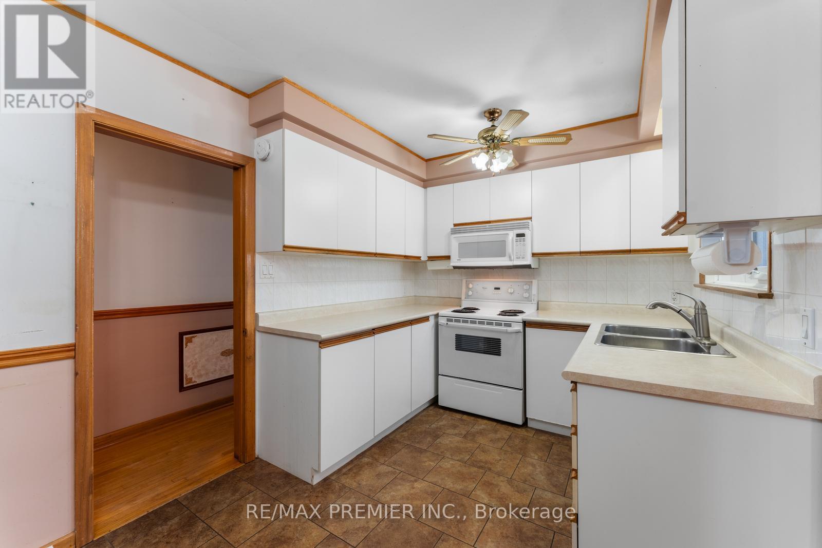219 La Rose Avenue, Toronto, Ontario  M9P 1B6 - Photo 19 - W12438089