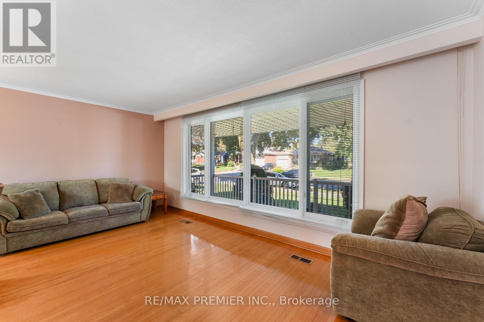 219 La Rose Avenue, Toronto, Ontario  M9P 1B6 - Photo 13 - W12438089