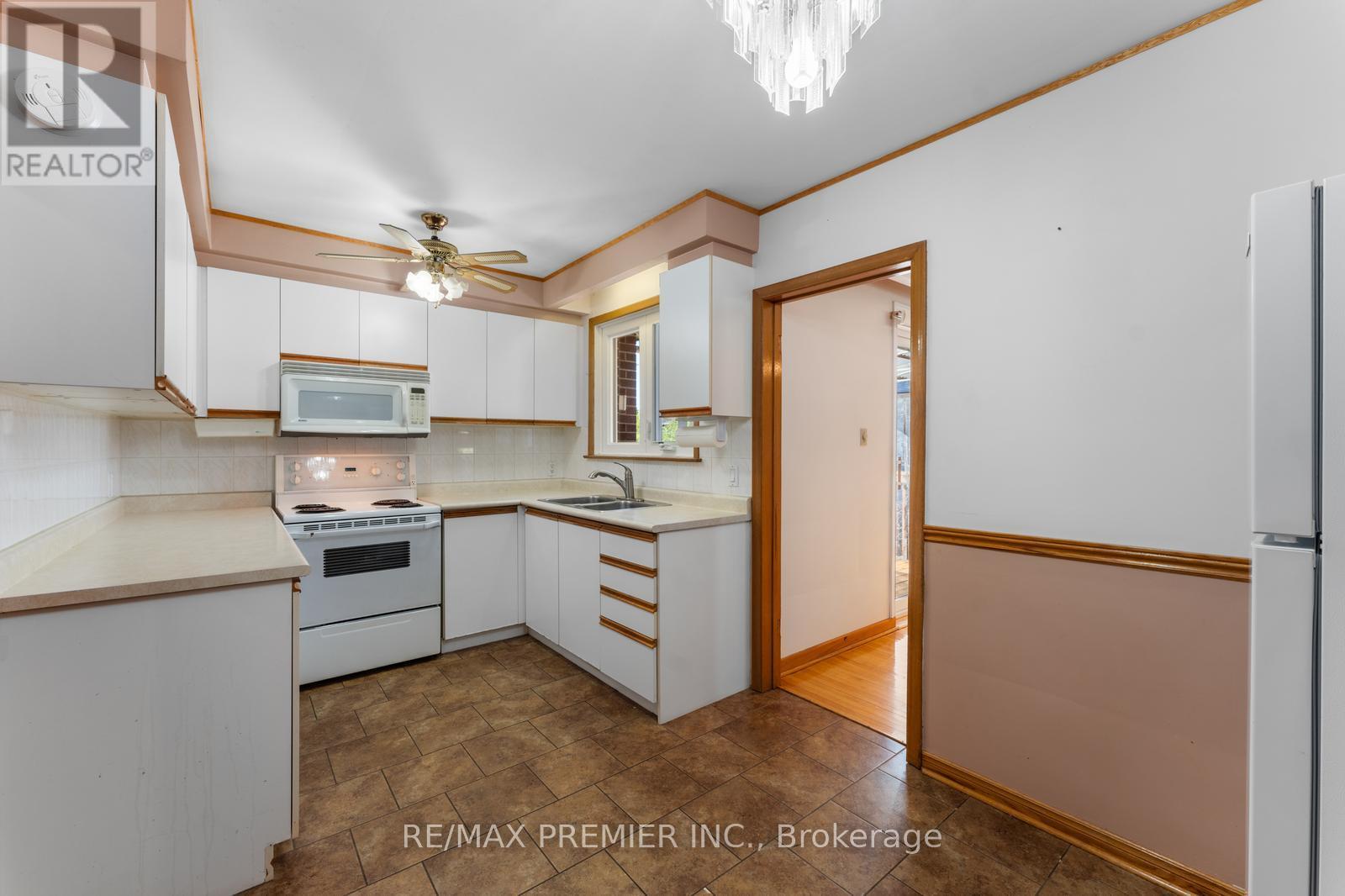 219 La Rose Avenue, Toronto, Ontario  M9P 1B6 - Photo 18 - W12438089