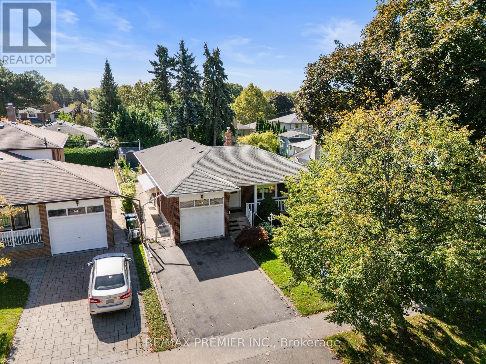 219 La Rose Avenue, Toronto, Ontario  M9P 1B6 - Photo 4 - W12438089