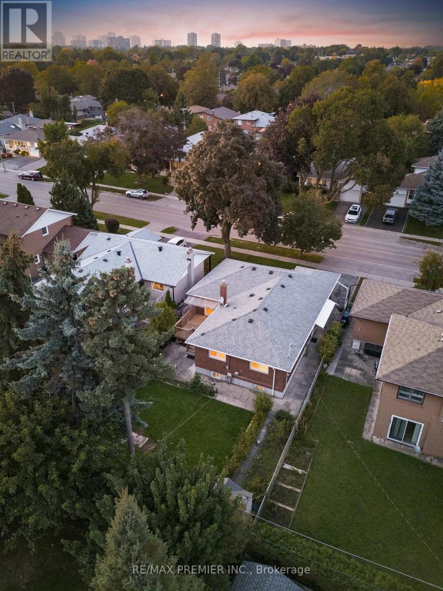 219 La Rose Avenue, Toronto, Ontario  M9P 1B6 - Photo 7 - W12438089
