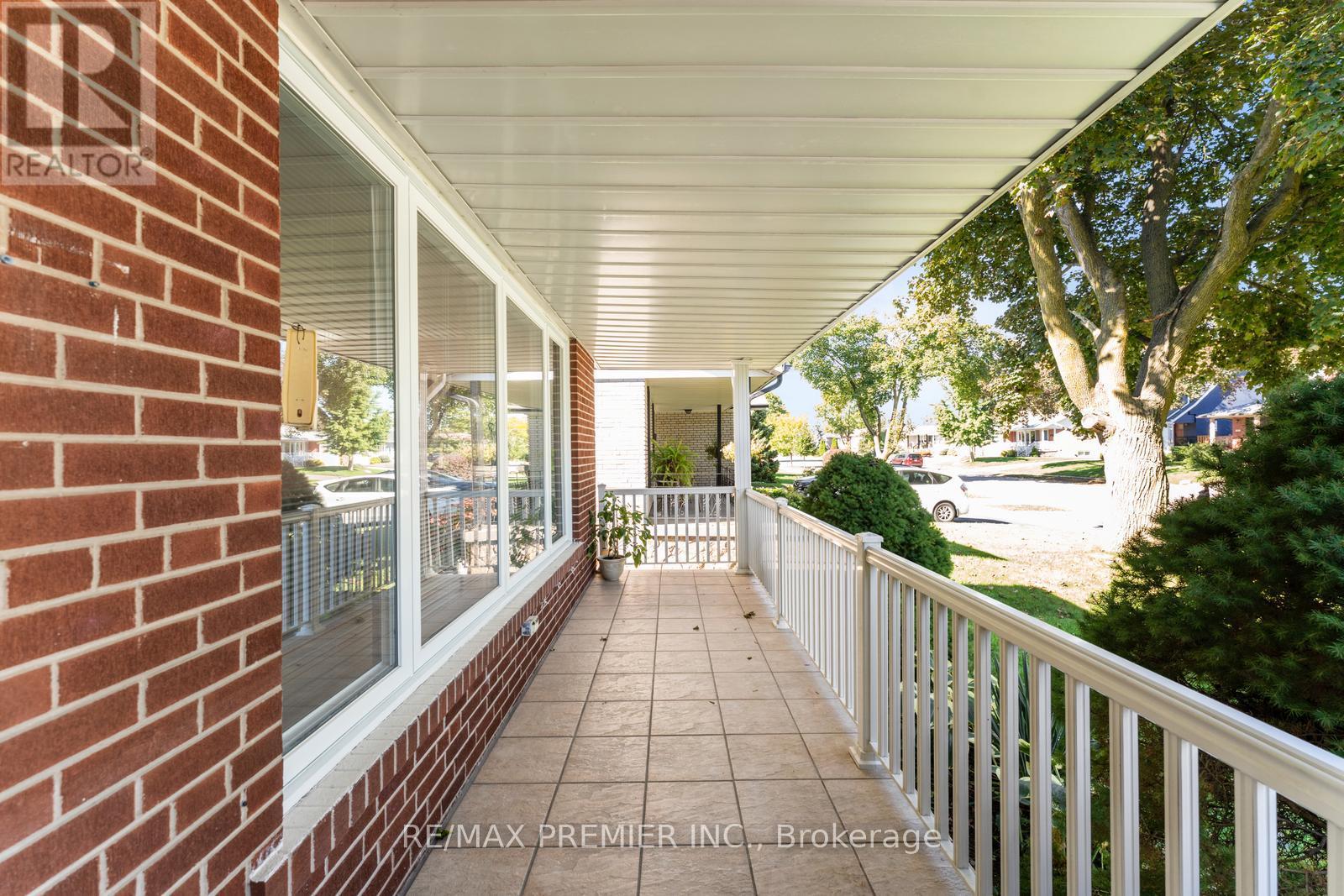 219 La Rose Avenue, Toronto, Ontario  M9P 1B6 - Photo 9 - W12438089