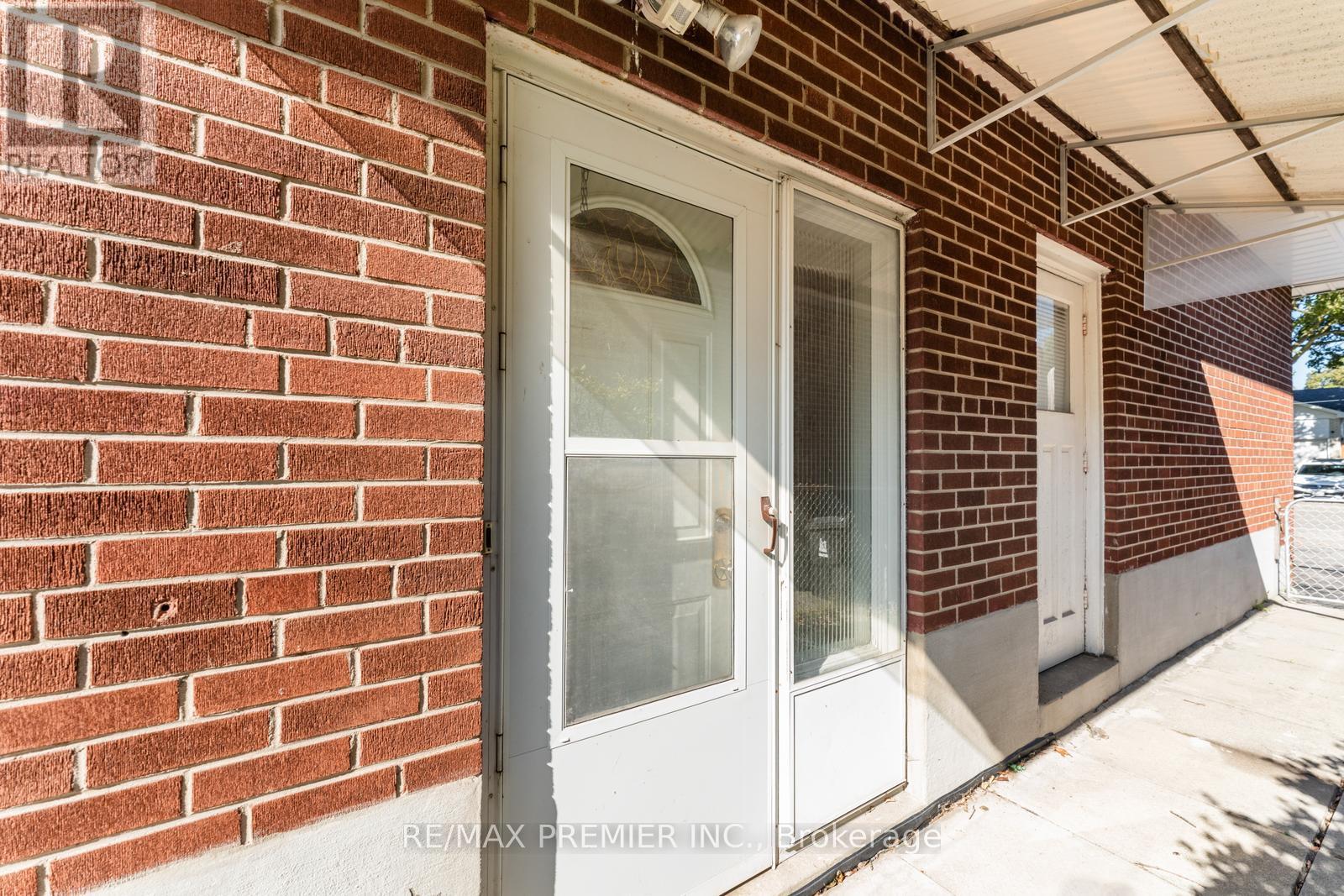 219 La Rose Avenue, Toronto, Ontario  M9P 1B6 - Photo 37 - W12438089