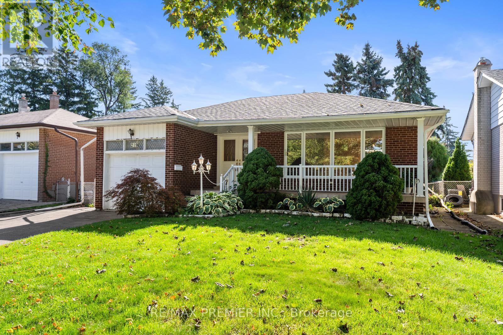 219 La Rose Avenue, Toronto, Ontario  M9P 1B6 - Photo 6 - W12438089
