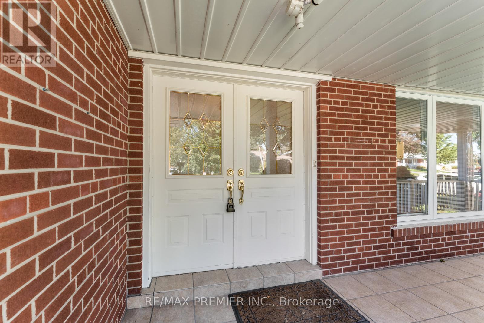 219 La Rose Avenue, Toronto, Ontario  M9P 1B6 - Photo 8 - W12438089
